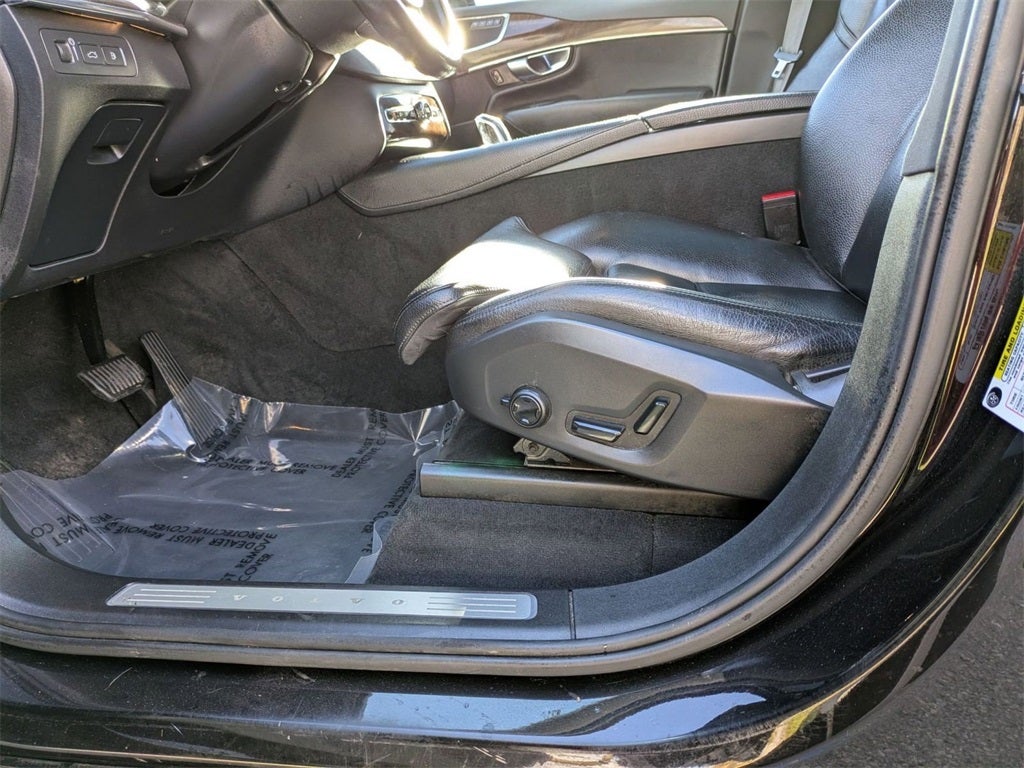 2016 Volvo XC90 Hybrid T8 Momentum