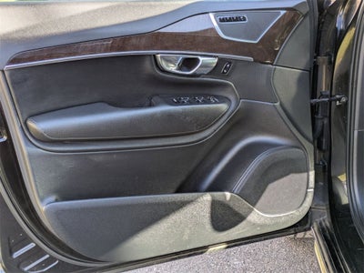 2016 Volvo XC90 Hybrid T8 Momentum