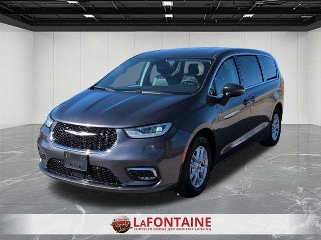 2023 Chrysler Pacifica Touring L's photo