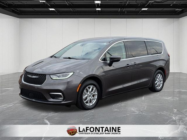 2023 Chrysler Pacifica Touring L's photo